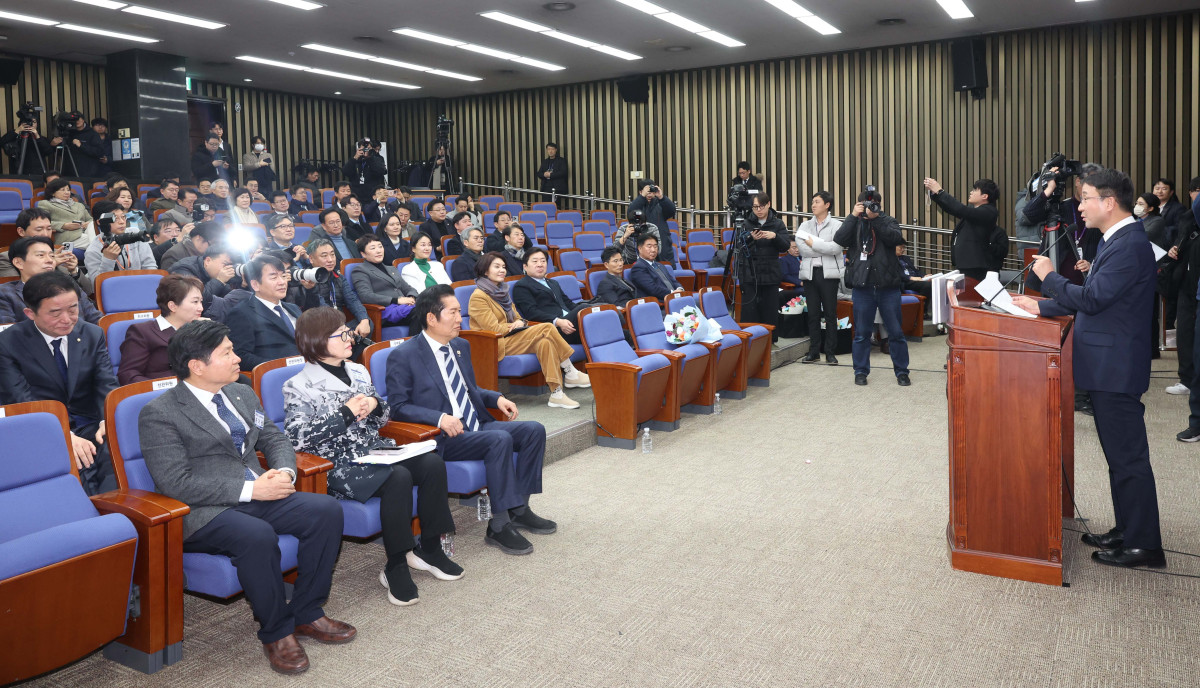 ▲한병도 더불어민주당 신임 원내대표가 11일 서울 여의도 국회에서 열린 ‘제22대 국회 더불어민주당 원내대표 선출을 위한 의원총회’에서 수락연설을 하고 있다. 신태현 기자 holjjak@