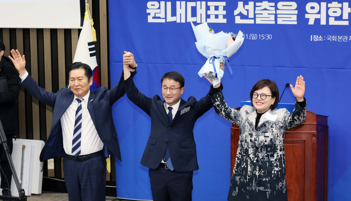 ▲11일 서울 여의도 국회에서 열린 ‘제22대 국회 더불어민주당 원내대표 선출을 위한 의원총회’에서 신임 원내대표로 선출된 한병도 의원이 정청래 대표, 진선미 선관위원장과 기념촬영을 하고 있다. 신태현 기자 holjjak@