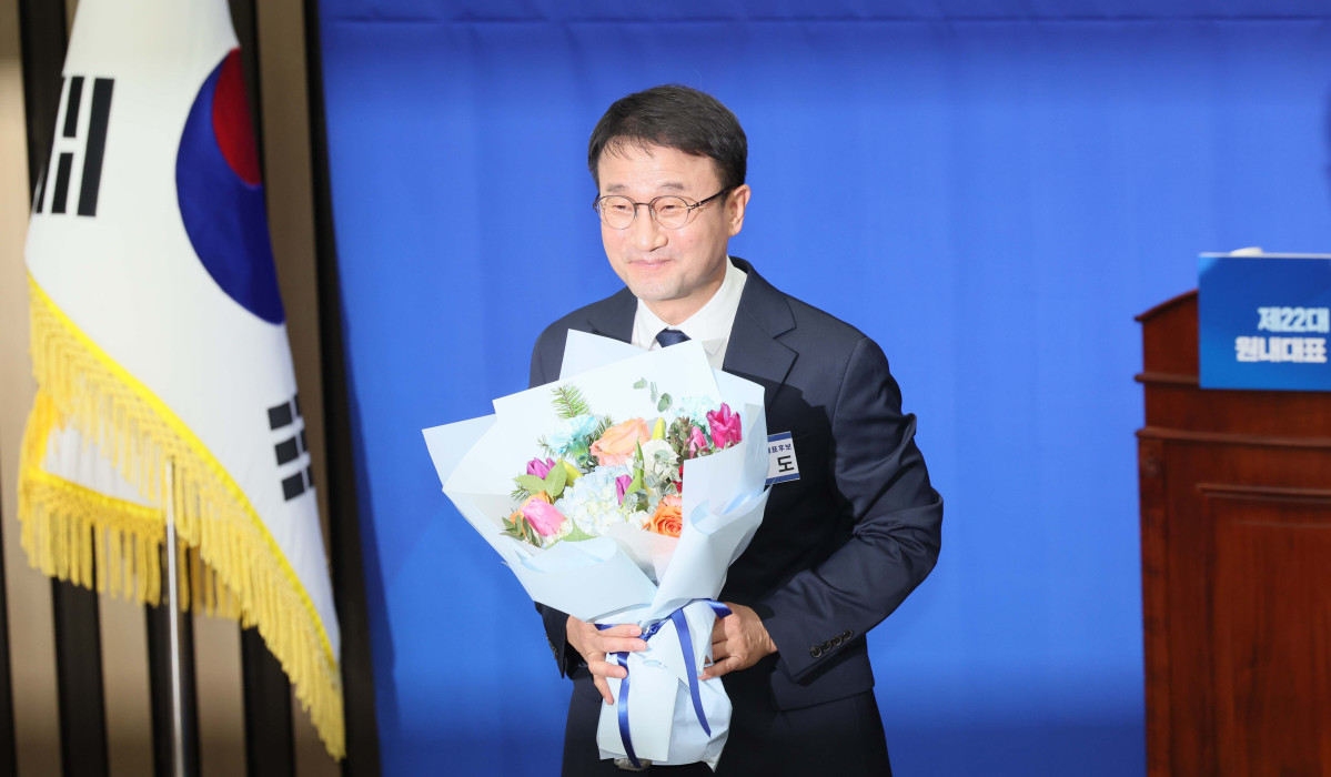 ▲11일 서울 여의도 국회에서 열린 ‘제22대 국회 더불어민주당 원내대표 선출을 위한 의원총회’에서 신임 원내대표로 선출된 한병도 의원이 기념촬영을 하고 있다. 신태현 기자 holjjak@