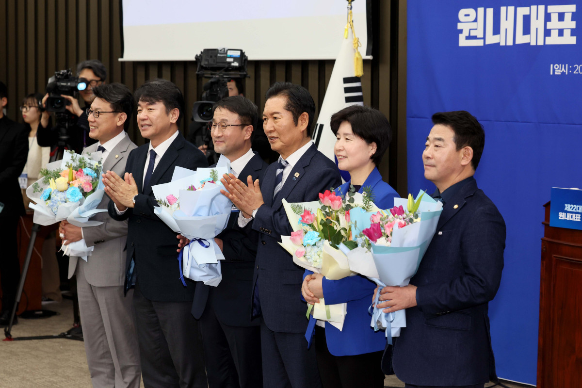 ▲11일 서울 여의도 국회에서 열린 ‘제22대 국회 더불어민주당 원내대표 선출을 위한 의원총회’에서 신임 원내대표로 선출된 한병도 의원이 정청래 대표 등과 기념촬영을 하고 있다. 신태현 기자 holjjak@