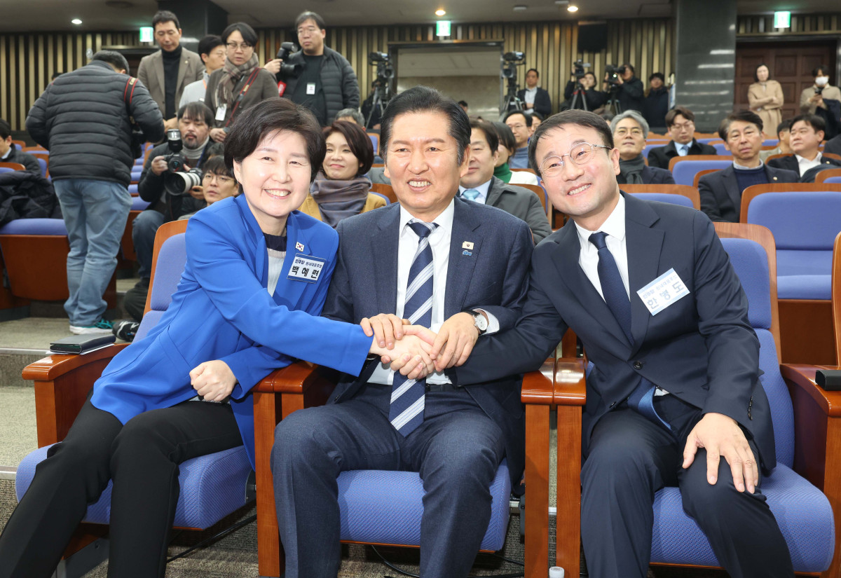 ▲11일 서울 여의도 국회에서 열린 ‘제22대 국회 더불어민주당 원내대표 선출을 위한 의원총회’에서 신임 원내대표로 선출된 한병도(오른쪽부터) 의원이 정청래 대표, 백혜련 후보와 기념촬영을 하고 있다. 신태현 기자 holjjak@