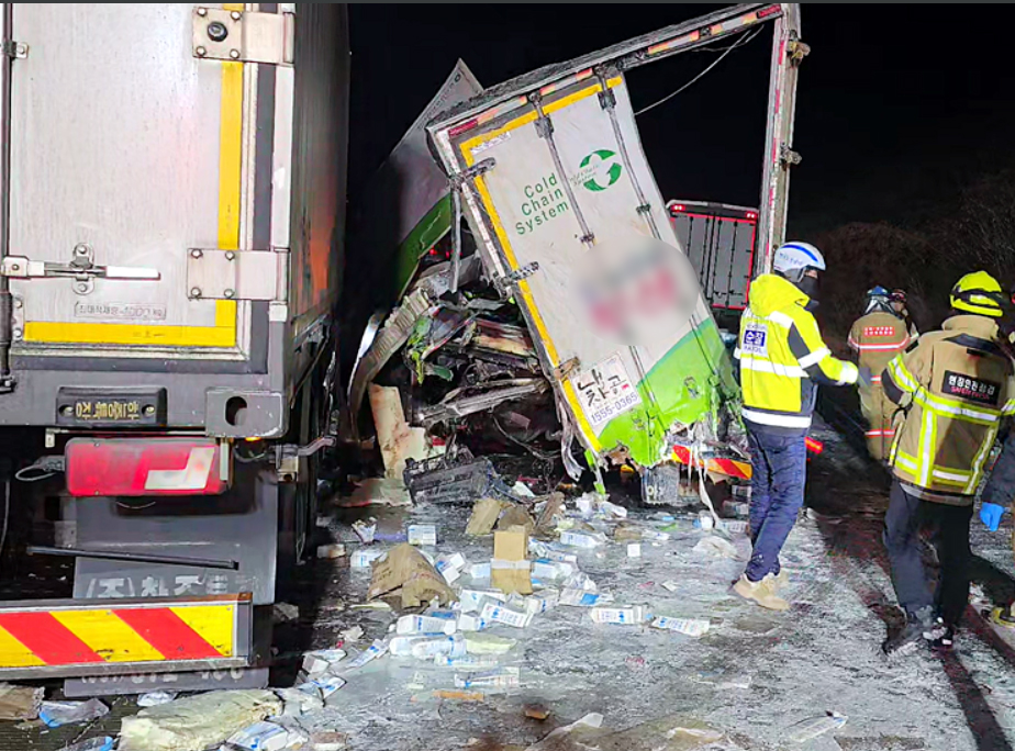 ▲서산영덕고속도로서 화물차 4중 추돌…1명 심정지·3명 중경상 (연합뉴스)