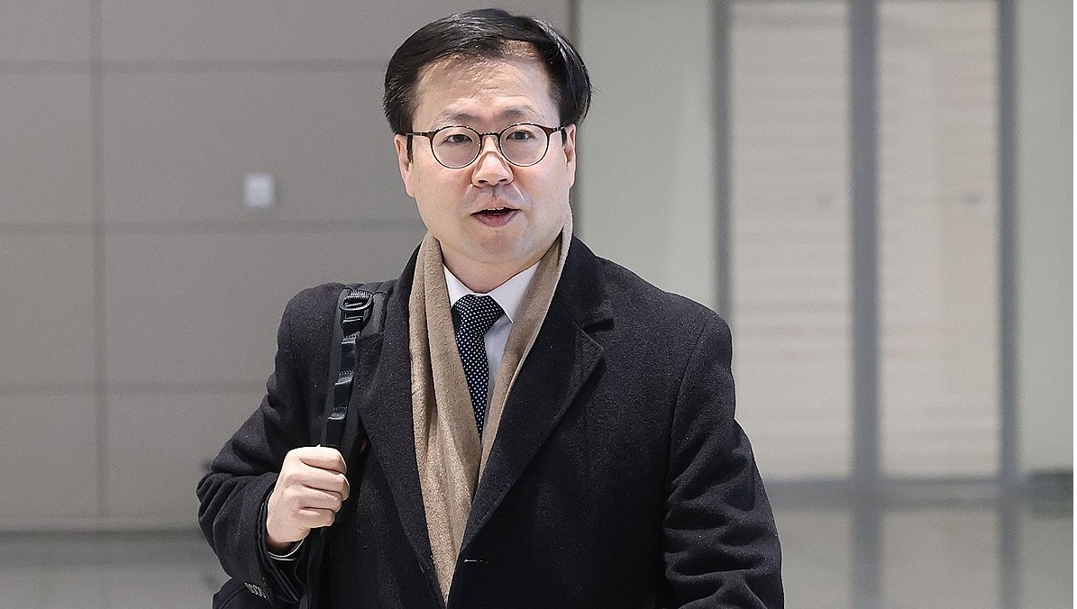 ▲여한구 통상교섭본부장이 제이미슨 그리어 미국 무역대표부(USTR) 대표 등과 면담을 위해 미국 워싱턴으로 출국하고 있다