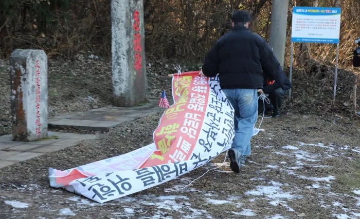 ▲제주도는 제주시 어승생 한울누리공원 인근에 게시된 제주4·3 관련 정당 현수막을 철거하는 행정대집행을 실시하고 있다. (사진제공=제주도)
