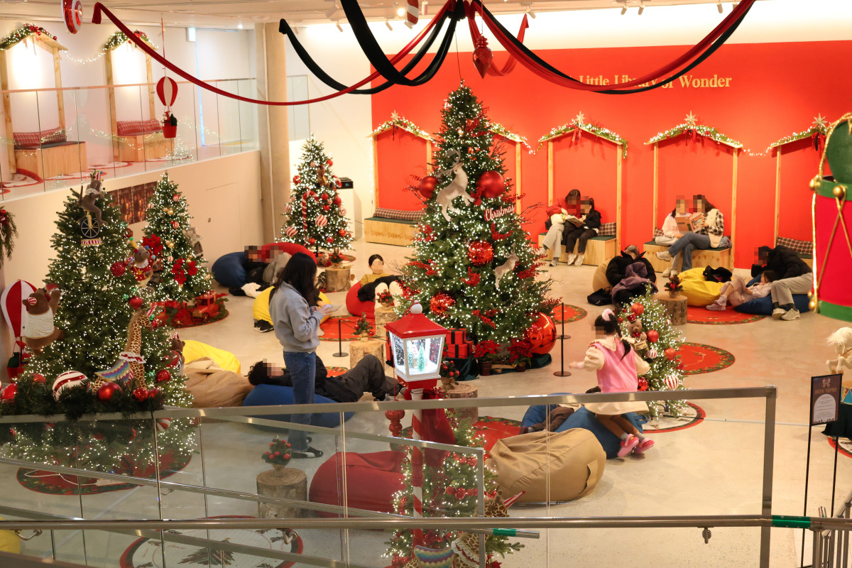 ▲부산복합문화공간 새모에서 오는 20일까지 열리는 '새모의_겨울책방' 현장 전경 (사진제공=부산시설공단)