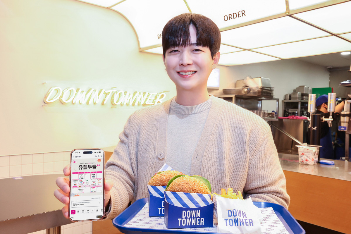 ▲LG유플러스가 새해를 맞아 대표 멤버십 프로그램 ‘유플투쁠’의 혜택을 강화했다. 사진은 유플투쁠 제휴처 다운타우너에서 1월 대표 혜택인 버거세트를 소개하고 있는 모습. (사진제공=LG유플러스)