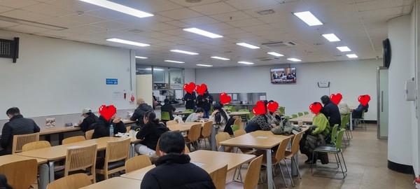▲GS칼텍스 노사와 여수광양항만공사와 여수시 등 전남사회복지공동모금회의 지원을 받아 취업준비생이 점심시간을 이용하여 도서관 구내식당에서 식사하는 모습. (사진제공=쌍봉종합사회복지관 )