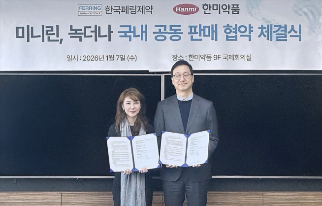 ▲김민정(왼쪽) 한국페링제약 대표와 박재현 한미약품 대표가 미나린·녹더나 국내 공동 판매 협약 체결식에서 기념촬영을 하고 있다. (사진제공=한국페링제약)