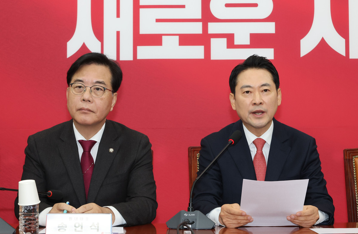 ▲국민의힘 장동혁 대표(오른쪽)가 12일 서울 여의도 국회에서 열린 최고위원회의에서 발언하고 있다. 2026.1.12  (연합뉴스)