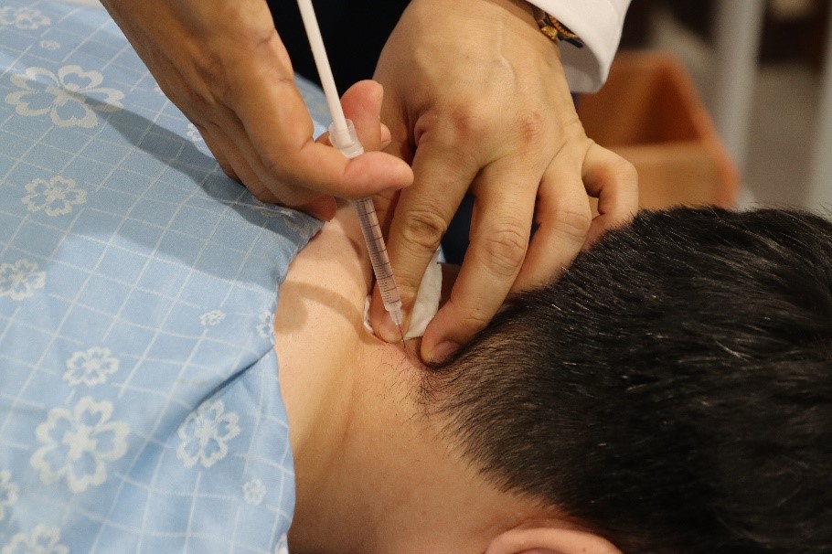 ▲자생한방병원 의료진이 목디스크 환자에게 약침 치료를 실시하고 있다.(자생한방병원)