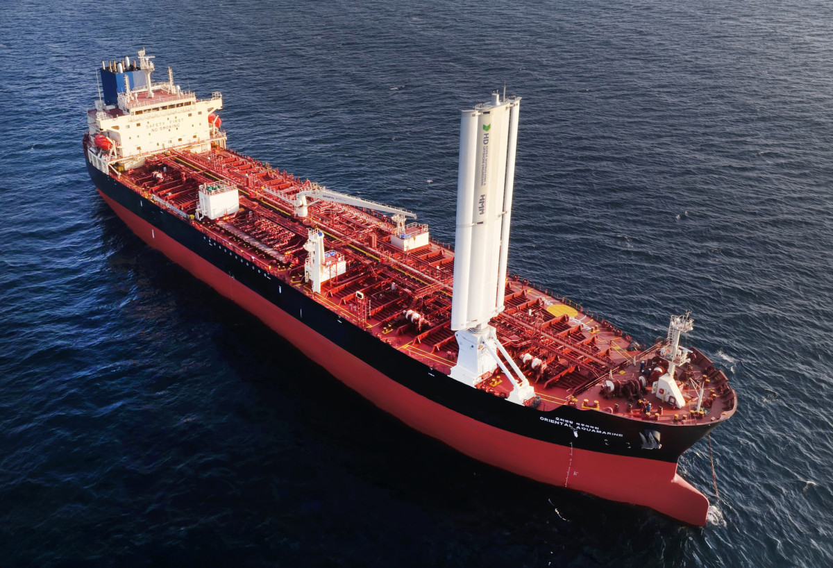 ▲HD한국조선해양이 자체 개발한 ‘윙세일’ 시제품의 해상 실증 모습. (사진제공=HD현대)