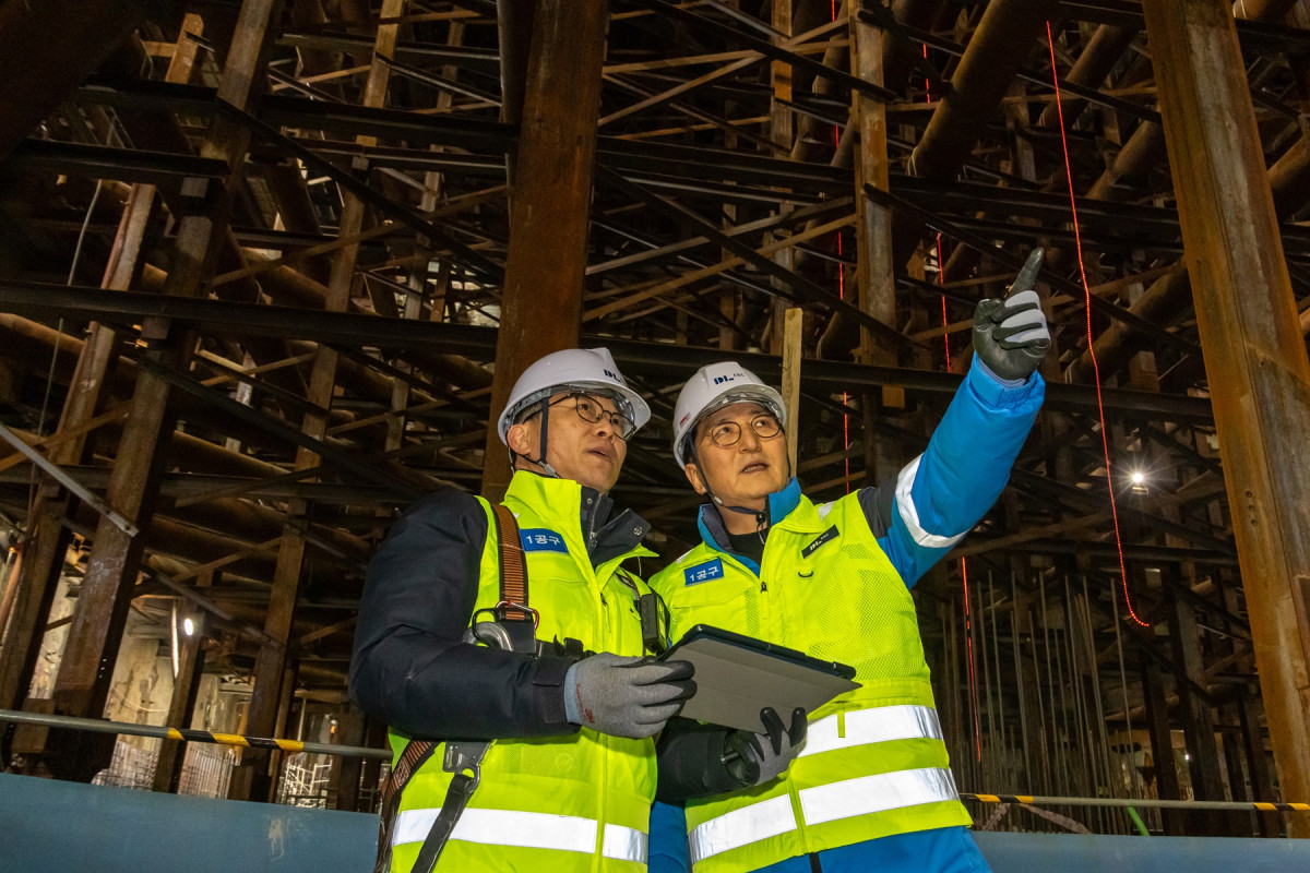 ▲박상신 DL이앤씨 대표가 10일 영동대로 지하공간 복합개발 1공구 건설 현장을 점검했다. (사진제공=DL이앤씨)