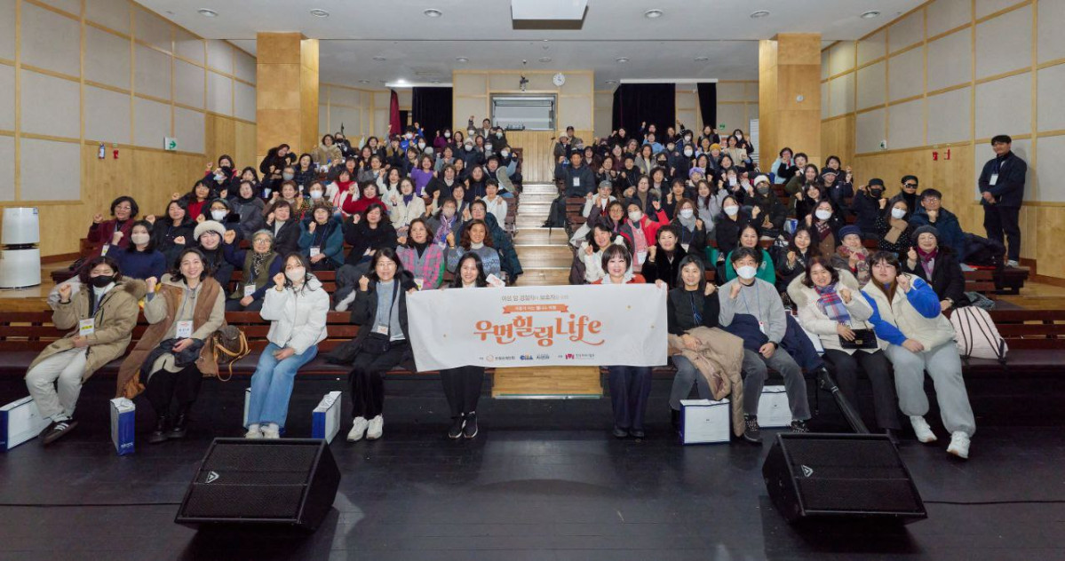 ▲10일 서울 마포구 홍대 다리소극장에서 열린 ‘우먼힐링LIFE’에서 강연을 진행한 김슬기 분당차병원 종양내과 교수(첫째 줄 왼쪽부터 다섯 번째)와 사회를 맡은 이금희 아나운서(첫째 줄 왼쪽부터 여섯 번째)가 행사 참가자 120여명과 함께 기념촬영을 하고 있다. (제공 한화손해보험)