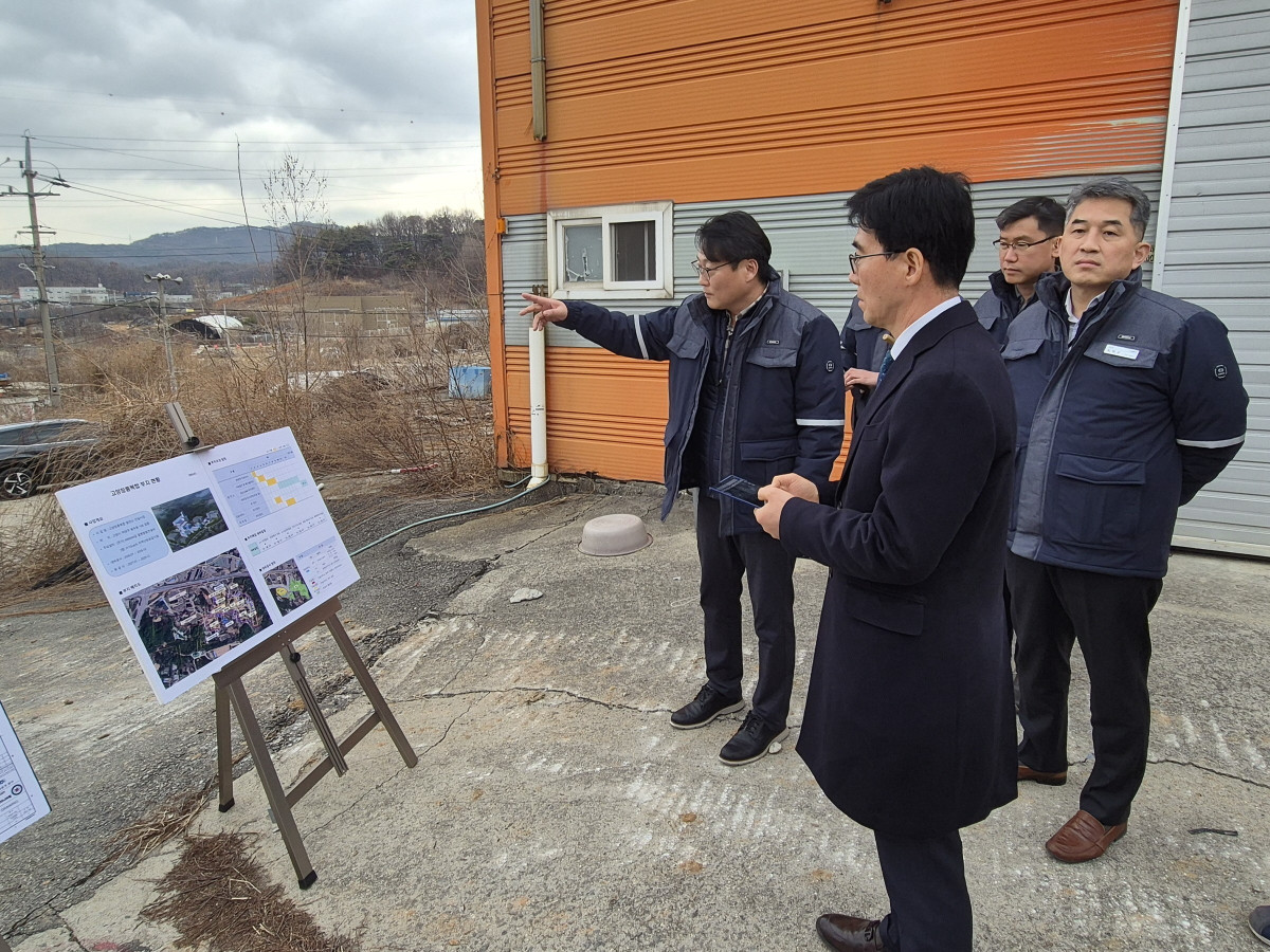 ▲서성재 한국남부발전 기술안전부사장(왼쪽에서 두 번째 정장)이 9일 고양창릉복합건설본부를 방문해 발전소 사업부지를 살펴보며 착공 준비상태를 점검하고 있다. (사진제공=한국남부발전)