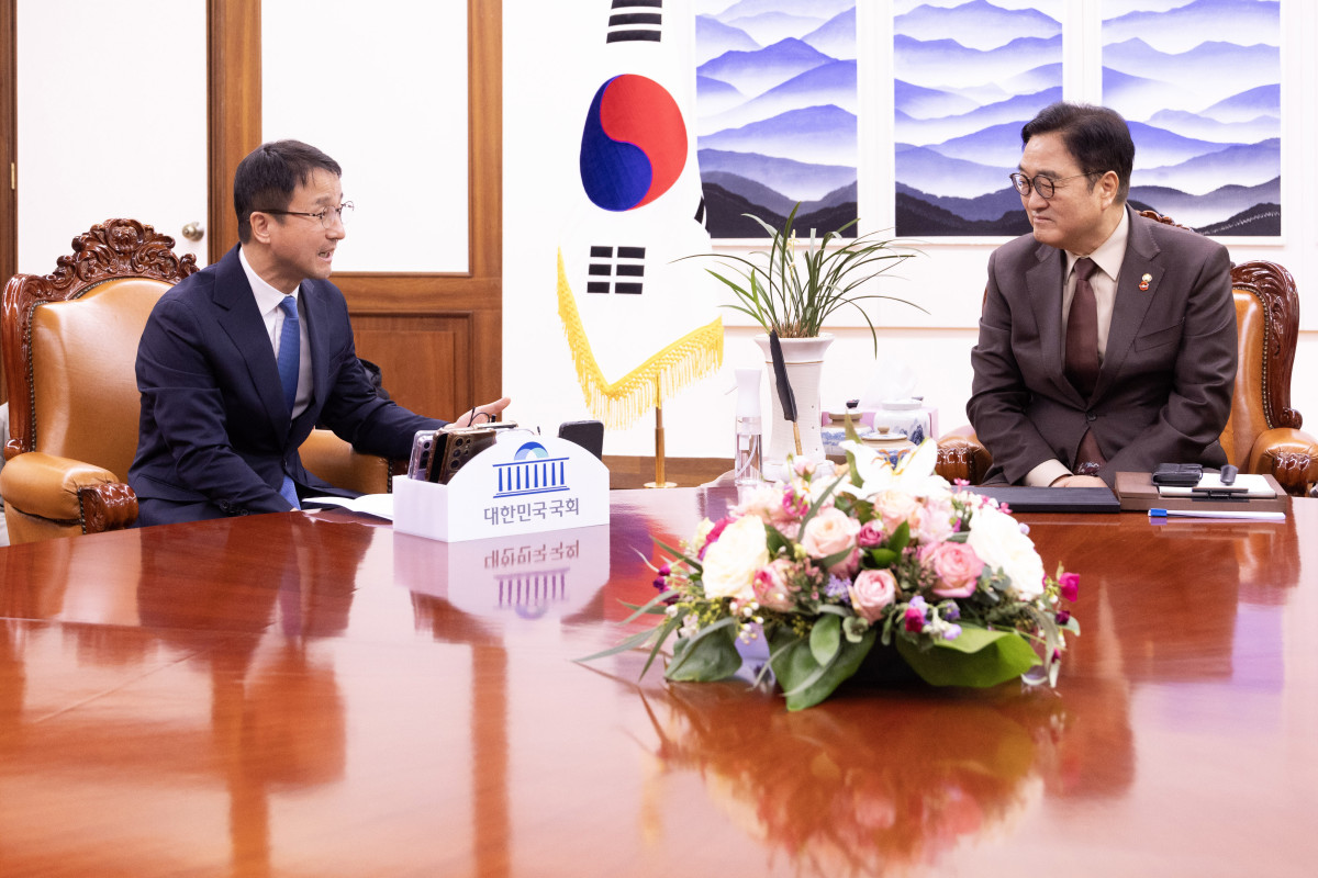 ▲배재만 기자 = 더불어민주당 한병도 신임 원내대표(왼쪽)가 12일 국회에서 우원식 국회의장을 예방, 얘기를 나누고 있다. (연합뉴스)