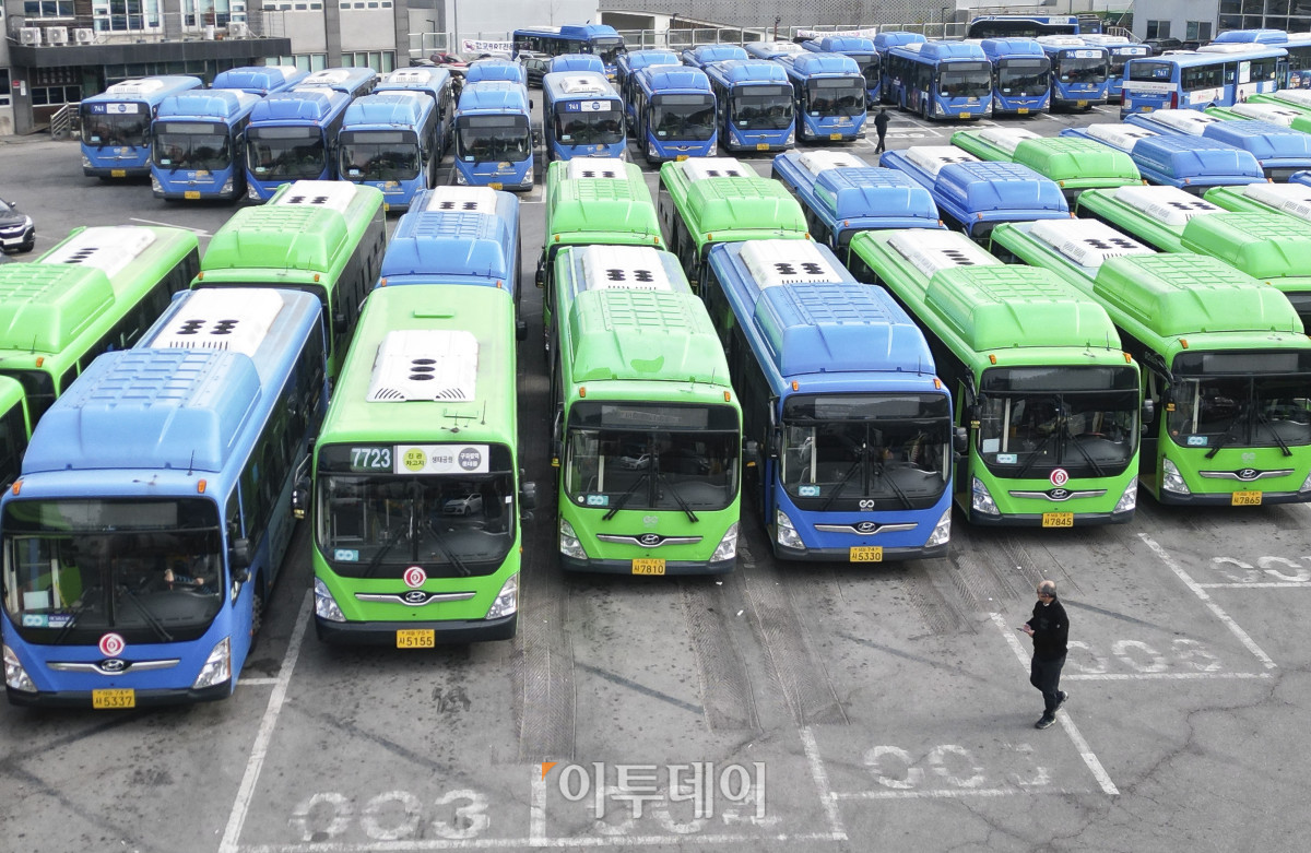 ▲서울 버스노조가 13일 첫차부터 총파업을 예고한 가운데 12일 서울 은평구 진관공영차고지에 시내버스들이 줄지어 세워져 있다. 서울지방노동위원회는 이날 오후 3시 전국자동차노동조합연맹 서울시버스노동조합의 노동쟁의와 관련한 특별조정위원회 사후 조정회의를 연다. 노사는 지난해부터 임금·단체협약(임단협) 교섭을 이어왔으나, 최근까지 수차례 실무 협상에서도 이견을 좁히지 못한 상태다. 조현호 기자 hyunho@