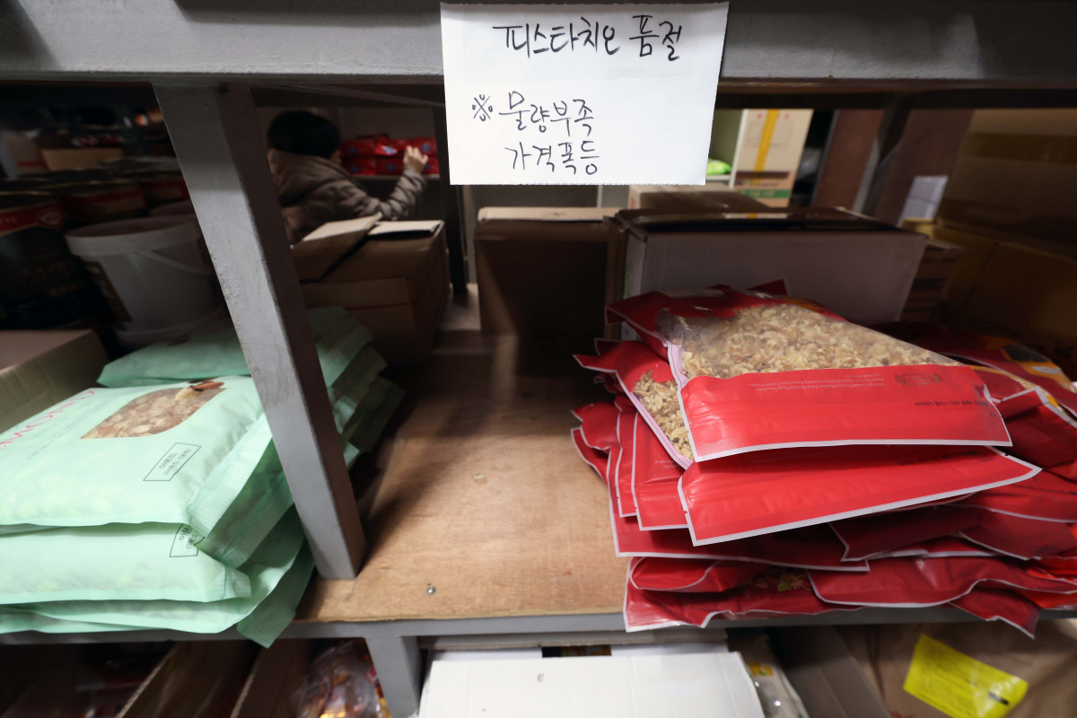 ▲‘두바이 쫀득 쿠키(두쫀쿠)’ 품절 대란이 이어지자 제과점이나 카페를 운영하는 자영업자들이 앞다퉈 두쫀쿠 판매에 뛰어들어 특수를 누리는 가운데 피스타치오 등 원재료 수급난이 심화되고 있다. 12일 서울의 한 제과재료 도매상에 피스타치오 품절 안내문이 게시돼 있다. 업계 관계자는 “물건(피스타치오)을 구할수 없는데다 지난해 가을 1kg당 4만원선 이었던 판매가가 9만원대 까지 치솟았다”고 설명했다. 한 대형마트는 올해 들어 피스타치오 가격을 20% 인상했다. 원재료 가격 상승과 원·달러 환율 상승 때문이라고 마트 측은 설명했다. 미국산 피스타치오(껍데기를 깐 알맹이) 국제 시세는 현재 파운드당 약 12달러로 1년 전(8달러 안팎)의 1.5배 수준이다. 신태현 기자 holjjak@