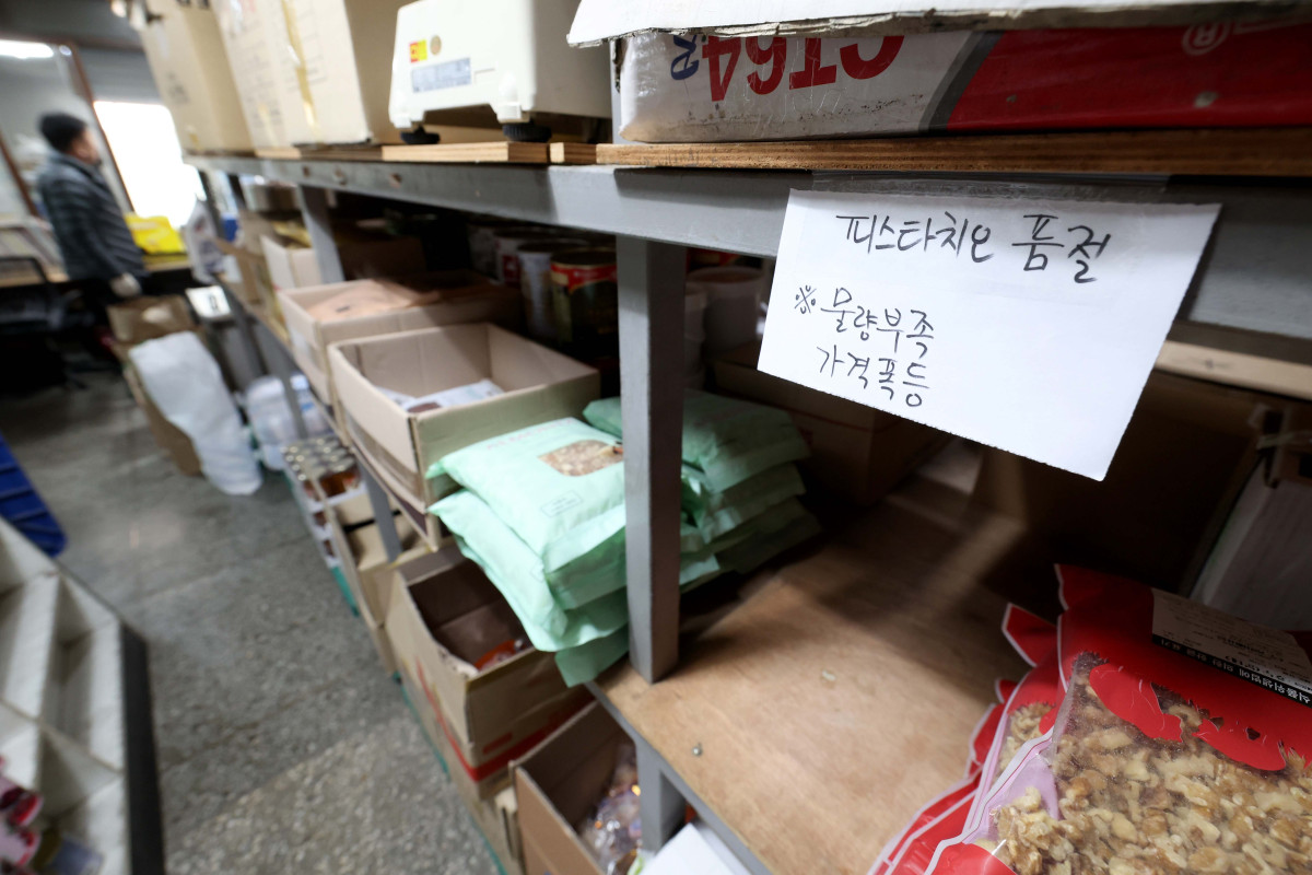 ▲‘두바이 쫀득 쿠키(두쫀쿠)’ 품절 대란이 이어지자 제과점이나 카페를 운영하는 자영업자들이 앞다퉈 두쫀쿠 판매에 뛰어들어 특수를 누리는 가운데 피스타치오 등 원재료 수급난이 심화되고 있다. 12일 서울의 한 제과재료 도매상에 피스타치오 품절 안내문이 게시돼 있다. 업계 관계자는 “물건(피스타치오)을 구할수 없는데다 지난해 가을 1kg당 4만원선 이었던 판매가가 9만원대 까지 치솟았다”고 설명했다. 한 대형마트는 올해 들어 피스타치오 가격을 20% 인상했다. 원재료 가격 상승과 원·달러 환율 상승 때문이라고 마트 측은 설명했다. 미국산 피스타치오(껍데기를 깐 알맹이) 국제 시세는 현재 파운드당 약 12달러로 1년 전(8달러 안팎)의 1.5배 수준이다. 신태현 기자 holjjak@