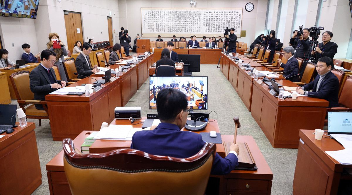 ▲12일 국회에서 열린 법제사법위원회 안건조정위원회에서 박지원 소위원장이 의사봉을 두드리고 있다. 사진=연합뉴스