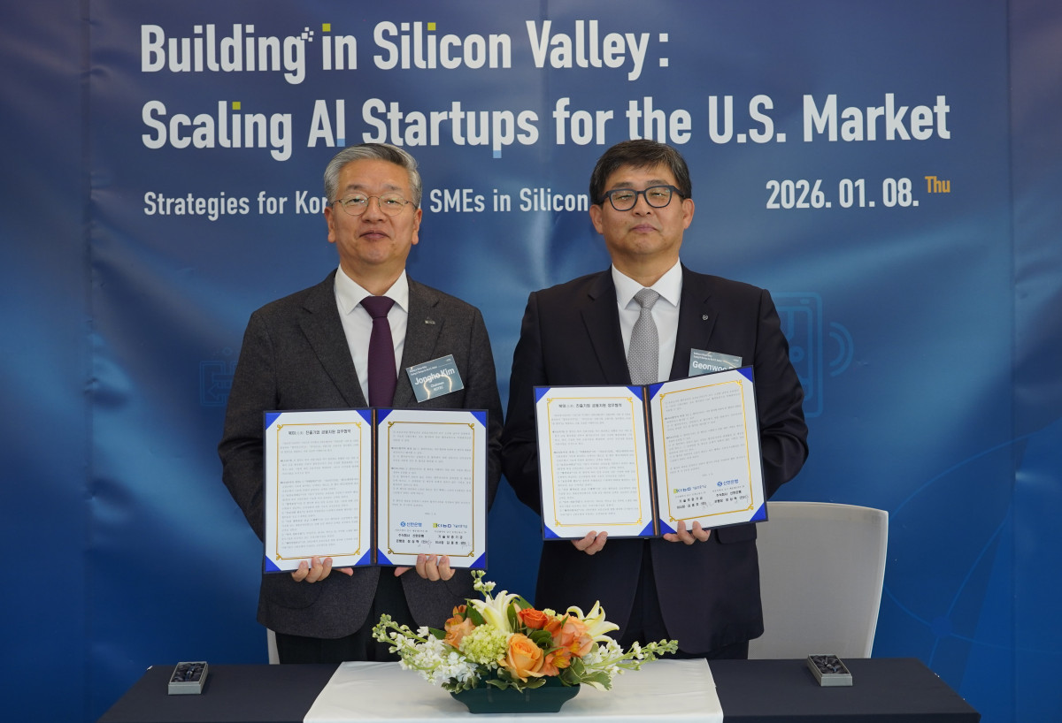 ▲도건우 신한은행 미주지역본부장(오른쪽)과 김종호 기술보증기금 이사장이 1월﻿ 8일(현지시간) 미국 실리콘밸리에 위치한 기술보증기금 실리콘밸리지점에서 진행된 북미 진출 국내기업 금융지원 확대를 위한 업무협약식에서 기념촬영하고 있다. (사진제공=신한은행)