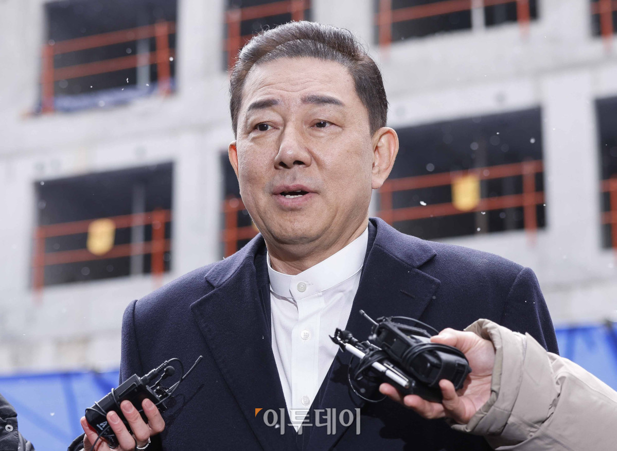 ▲공천헌금 수수 등 각종 비위 의혹을 받는 더불어민주당 김병기 의원이 12일 서울 여의도 중앙당사에서 열린 윤리심판원 회의에 출석하고 있다. 사진=조현호 기자 hyunho@