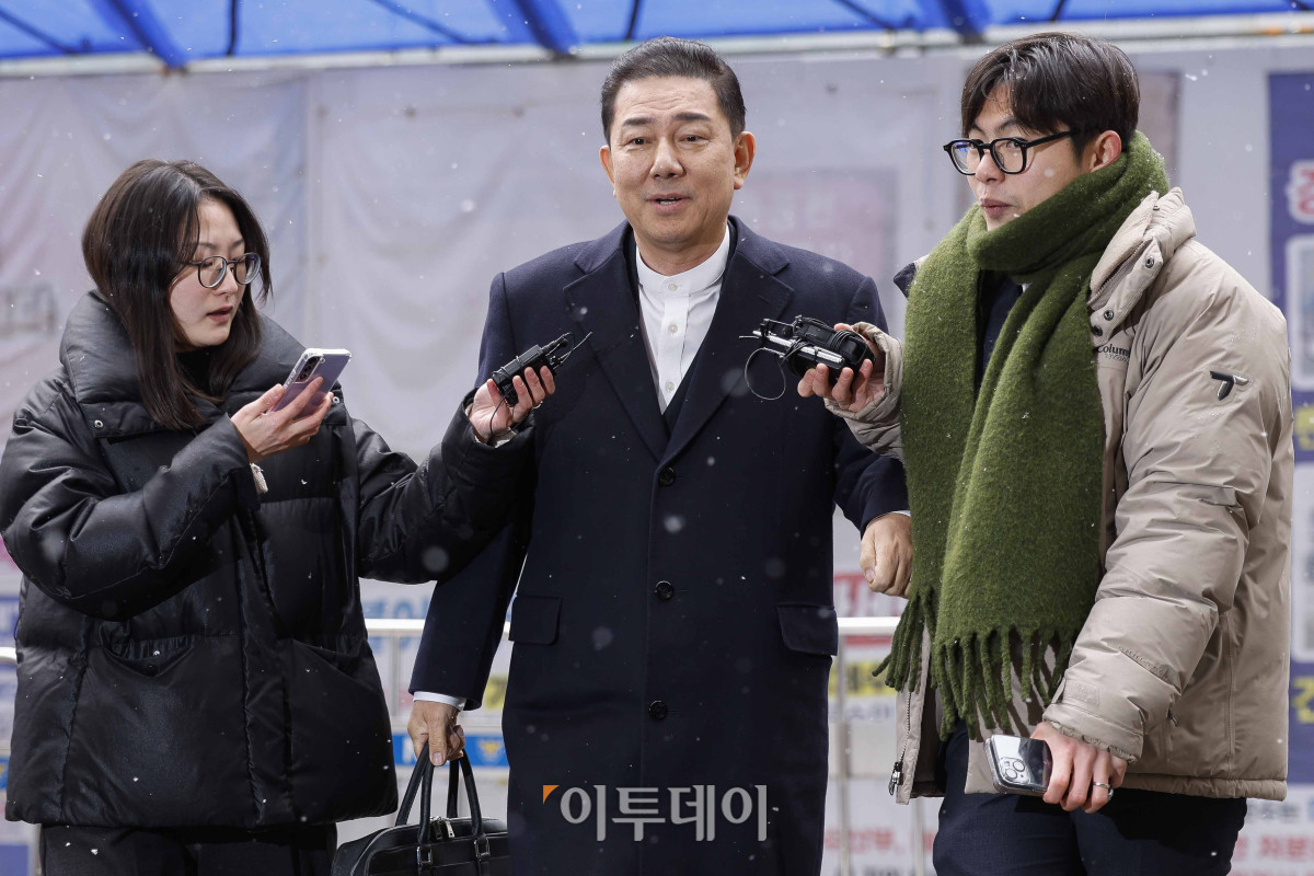 ▲공천헌금 수수 등 각종 비위 의혹을 받는 더불어민주당 김병기 의원이 12일 서울 여의도 중앙당사에서 열린 윤리심판원 회의에 출석하고 있다. 조현호 기자 hyunho@