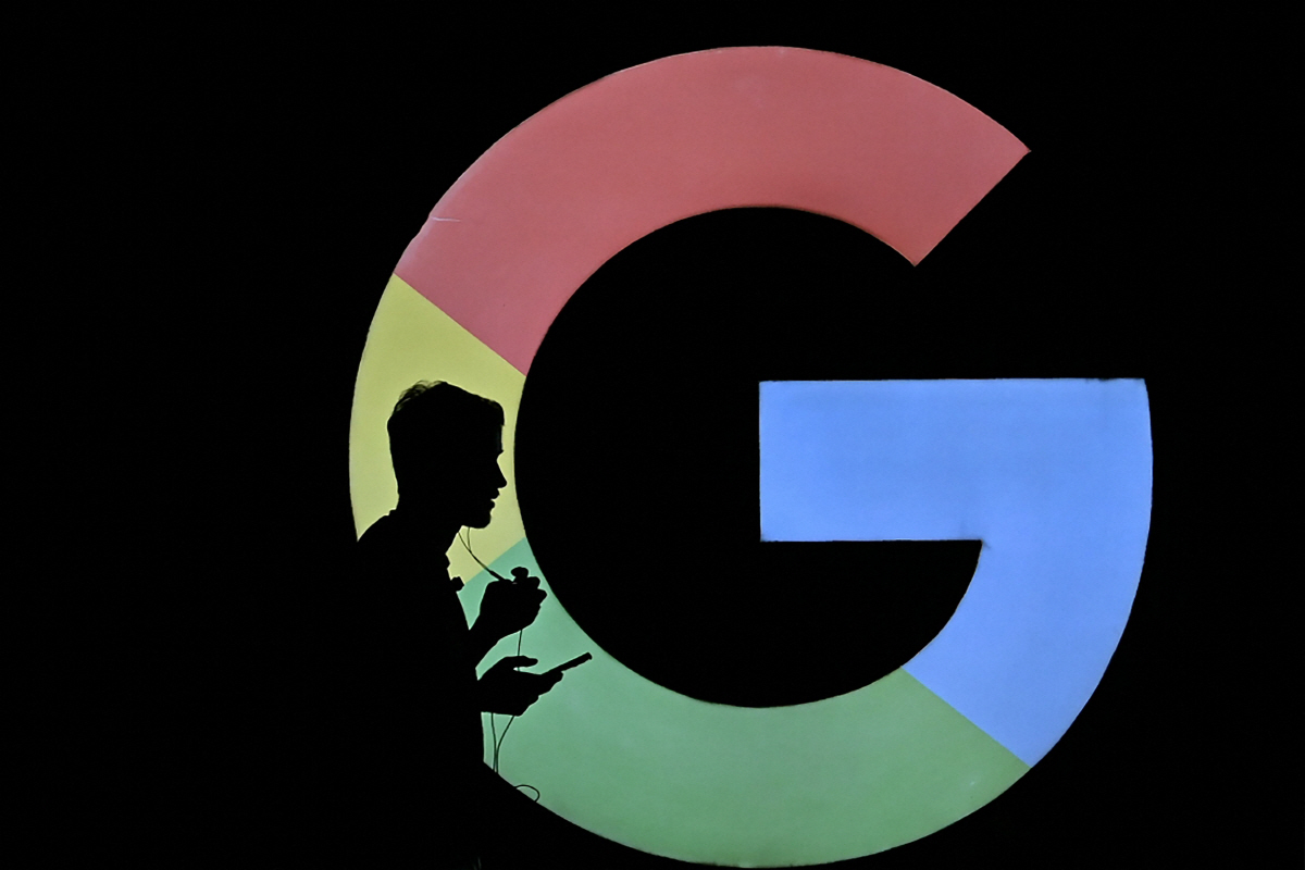 ▲인도 벵갈루루에서 5일 한 남성이 구글 아난타 사무실 앞을 지나고 있다.  (벵갈루루(인도)/AFP연합뉴스)