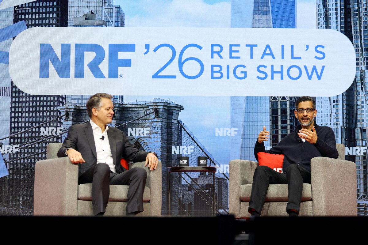 ▲존 퍼너(왼쪽) 월마트 차기 최고경영자(CEO)와 순다르 피차이 구글 CEO가 11일(현지시간) 전미소매협회 행사에 참석하고 있다.  (뉴욕/로이터연합뉴스)