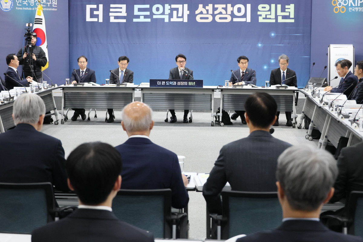 ▲김민석 국무총리가 12일 서울 은평구 한국행정연구원에서 열린 인사혁신처·법제처·식품의약품안전처·국가데이터처·지식재산처·원자력안전위원회 업무보고에서 발언하고 있다. (연합뉴스 )