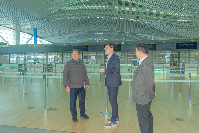 ▲이학재 인천국제공항공사 사장(사진 맨 왼쪽)이 아시아나항공의 제2여객터미널 이전에 대비해 체크인카운터 시설을 점검하고 있다. (사진제공=인천국제공항공사)