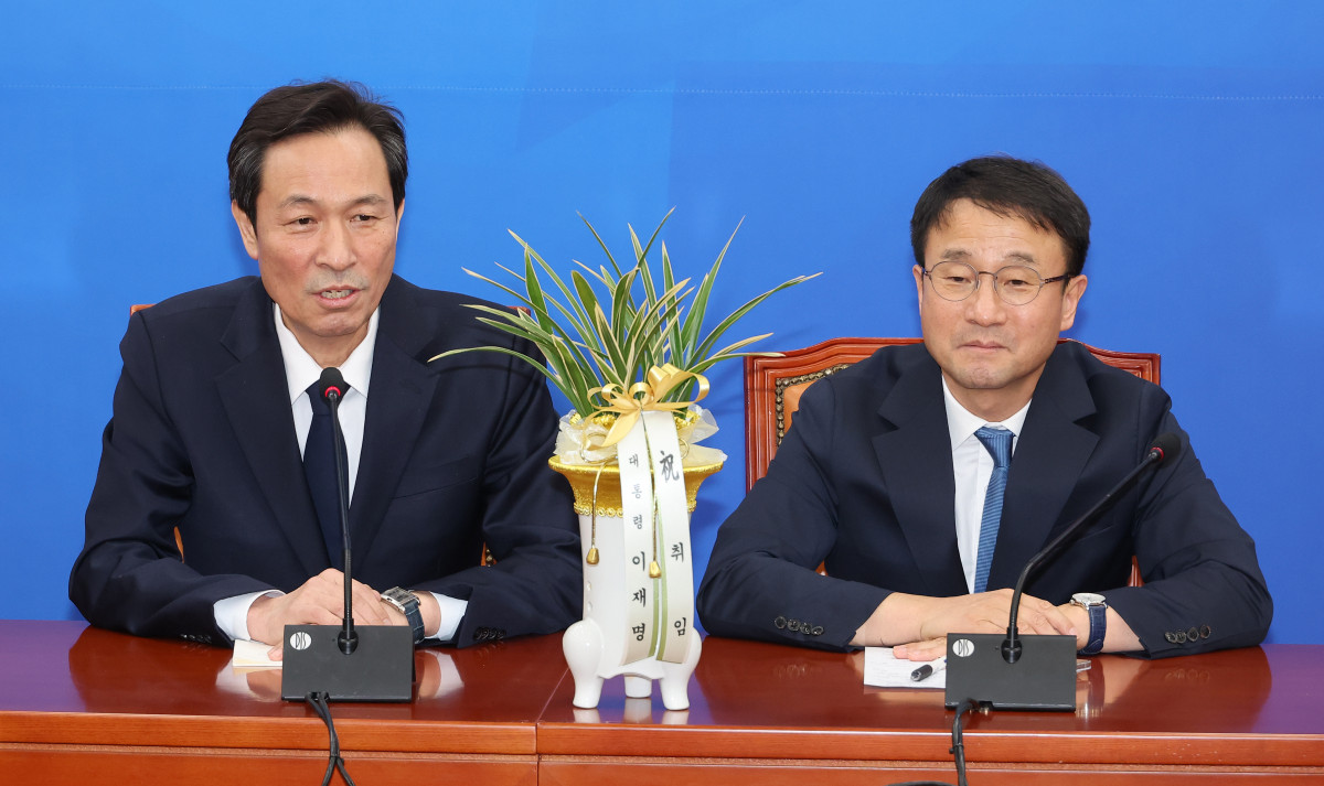 ▲우상호 청와대 정무수석(왼쪽)이 12일 국회에서 더불어민주당 한병도 신임 원내대표를 만나 취임 축하 인사말을 하고 있다.  (연합뉴스)