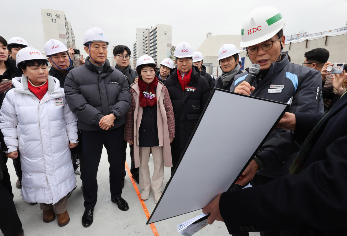 ▲오세훈 서울시장이 12일 오후 서울 노원구 광운대역 물류부지 개발 사업 현장 설명을 듣고 있다. 2026.01.12.  (뉴시스)
