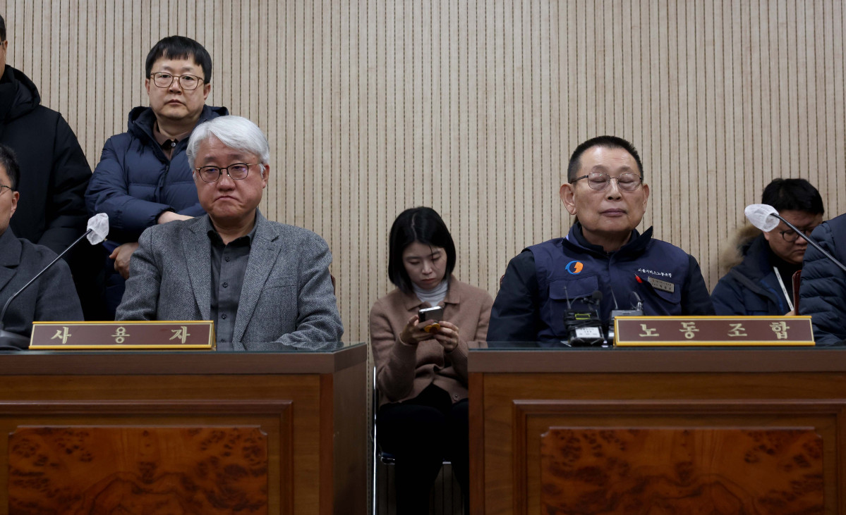 ▲서울시버스노동조합(서울버스노조)이 예고한 파업이 하루 앞으로 다가온 12일 서울지방노동위원회에서 열린 특별조정위원회 사후 조정회의에서 김정환(왼쪽) 서울시버스운송사업조합 이사장과 박점곤 서울시버스노동조합 위원장이 잠시 생각에 잠겨있다. 신태현 기자 holjjak@