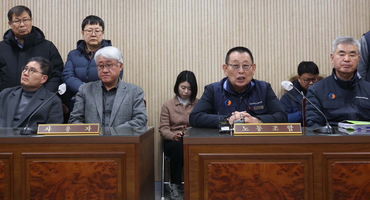 ▲서울시버스노동조합(서울버스노조)이 예고한 파업이 하루 앞으로 다가온 12일 서울지방노동위원회에서 열린 특별조정위원회 사후 조정회의에서 박점곤 서울시버스노동조합 위원장이 발언하고 있다. 신태현 기자 holjjak@