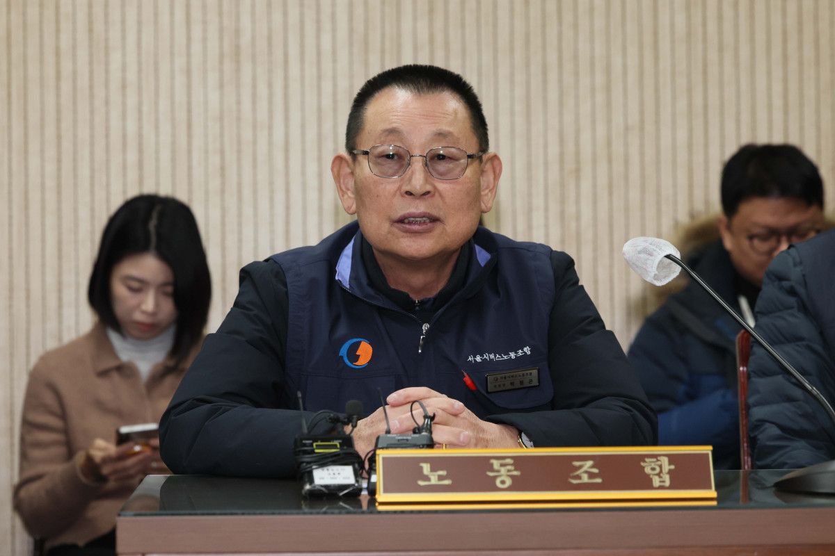 ▲서울시버스노동조합(서울버스노조)이 예고한 파업이 하루 앞으로 다가온 12일 서울지방노동위원회에서 열린 특별조정위원회 사후 조정회의에서 박점곤 서울시버스노동조합 위원장이 발언하고 있다. 신태현 기자 holjjak@