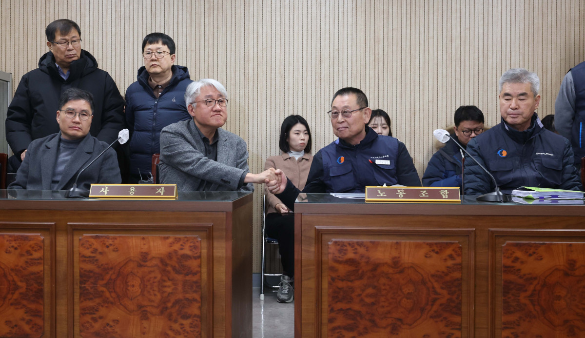 ▲서울시버스노동조합(서울버스노조)이 예고한 파업이 하루 앞으로 다가온 12일 서울지방노동위원회에서 열린 특별조정위원회 사후 조정회의에서 김정환(왼쪽) 서울시버스운송사업조합 이사장과 박점곤 서울시버스노동조합 위원장이 악수하고 있다. 신태현 기자 holjjak@