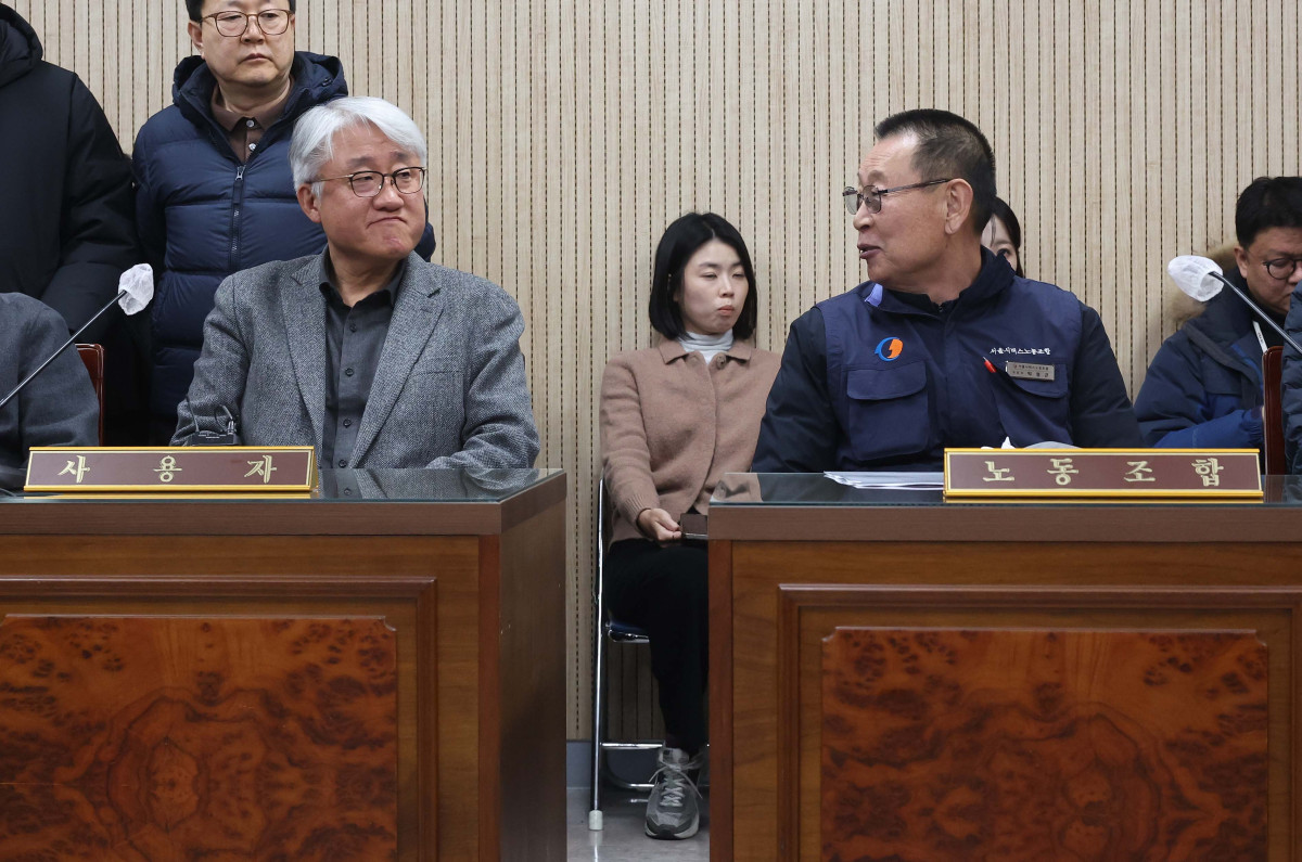 ▲서울시버스노동조합(서울버스노조)이 예고한 파업이 하루 앞으로 다가온 12일 서울지방노동위원회에서 열린 특별조정위원회 사후 조정회의에서 김정환(왼쪽) 서울시버스운송사업조합 이사장과 박점곤 서울시버스노동조합 위원장이 대화하고 있다. 신태현 기자 holjjak@