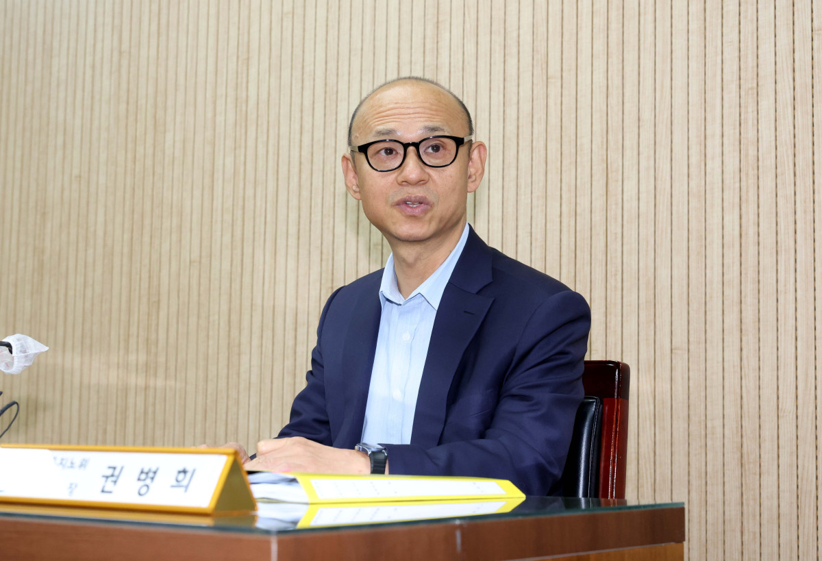 ▲서울시버스노동조합(서울버스노조)이 예고한 파업이 하루 앞으로 다가온 12일 서울지방노동위원회에서 열린 특별조정위원회 사후 조정회의에서 권병희 서울지방노동위원회 위원장이 발언하고 있다. 신태현 기자 holjjak@