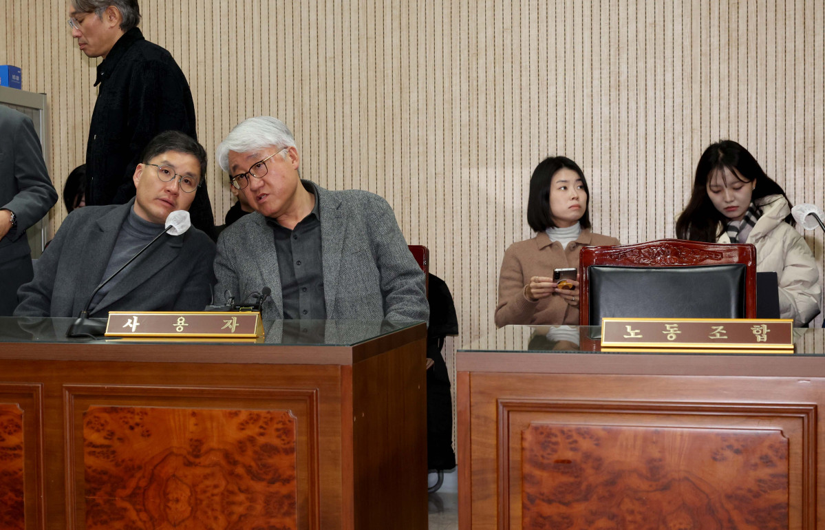 ▲서울시버스노동조합(서울버스노조)이 예고한 파업이 하루 앞으로 다가온 12일 서울지방노동위원회에서 열린 특별조정위원회 사후 조정회의에서 김정환 서울시버스운송사업조합 이사장이 관계자와 대화하고 있다. 신태현 기자 holjjak@