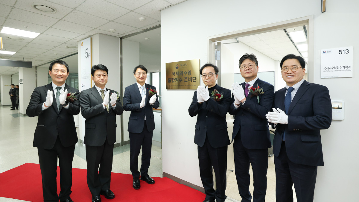 ▲임광현 국세청장(왼쪽에서 세 번째)이 12일 정부세종청사에서 열린 ‘국세외수입 통합징수 준비단’ 출범식에 참석해 제막 세레모니 후 기념 촬영을 하고 있다. (사진제공=국세청)