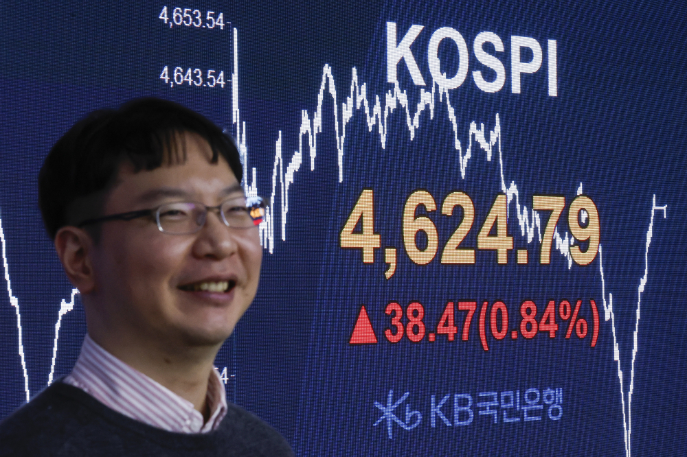 ▲코스피 지수가 7거래일 연속 상승하며 사상 최고치를 경신한 12일 서울 영등포구 KB국민은행 딜링룸 전광판에 코스피가 표시돼 있다. 이날 코스피 지수는 전 거래일보다 38.47(0.84%) 포인트 상승한 4624.79를 나타냈다. 조현호 기자 hyunho@  (이투데이DB)