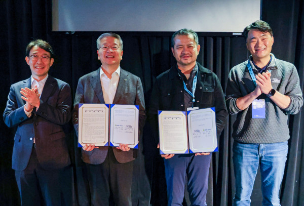 ▲김종호 기보 이사장(왼쪽에서 두번째)과 이기하 UKF 대표(오른쪽에서 두번째) 등  협약 참석자들이 10일(현지시간) 미국 캘리포니아주 레드우드시티에서 개최된 ‘UKF 82 Startup Summit 2026’ 현장에서 업무협약 후 기념촬영을 하고 있다.  (사진제공=기술보증기금 )