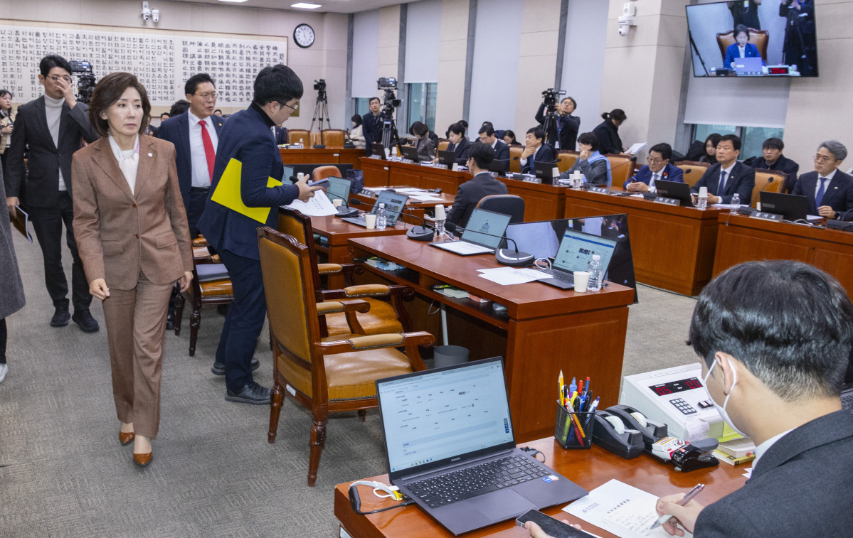 ▲12일 국회에서 열린 법제사법위원회 전체 회의에서 나경원 의원을 비롯한 국민의힘 법사위원들이 이날 회의에 상정된 2차 종합특검 법안 처리를 반대하는 의사를 밝힌 뒤 퇴장하고 있다. 사진=연합뉴스