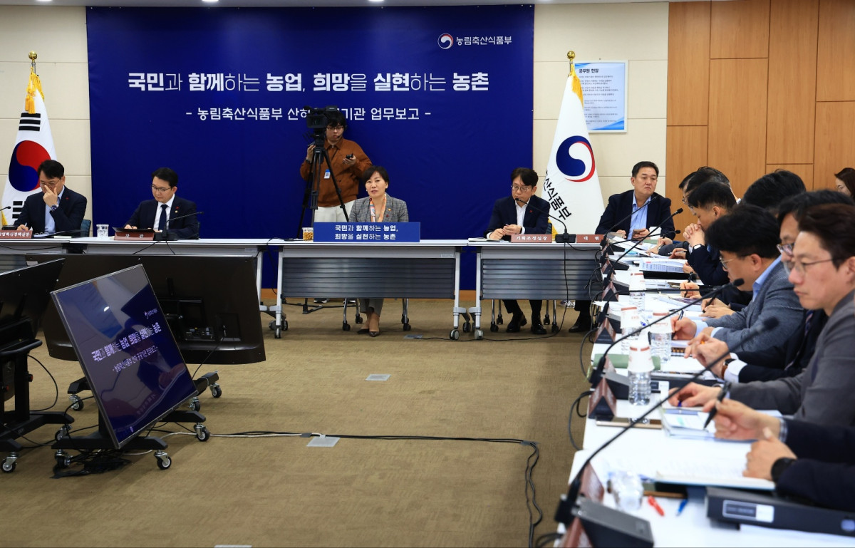 ▲송미령 농림축산식품부 장관이 12일 정부세종청사에서 한국마사회와 한국농어촌공사 등 소관 12개 공공기관을 대상으로 업무점검을 실시하고 있다. (사진제공=농림축산식품부)