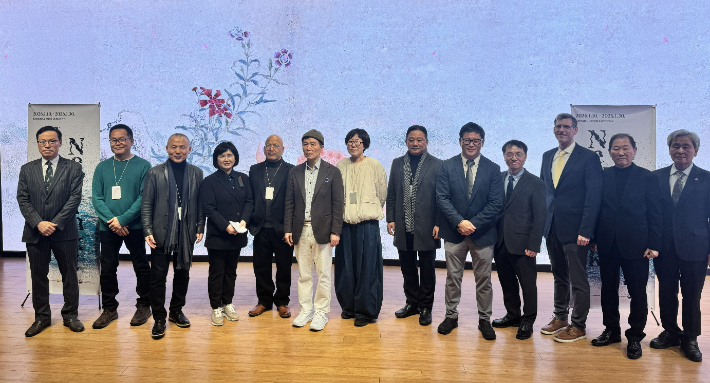 ▲전라남도가 미국 뉴욕한국문화원과 공동으로 오는 30일까지 21일간 전남국제수묵비엔날레 뉴욕 수묵 특별전 개최하는 가운데 개막식에 관계자들이 기념사진을 찍고 있다. (사진제공=전남도)