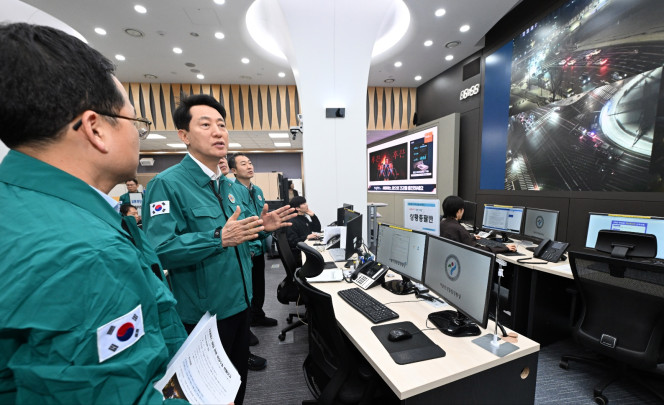 ▲오세훈 서울시장이 13일 버스 파업 대응을 위해 비상상황실을 방문했다. (사진제공=서울시)