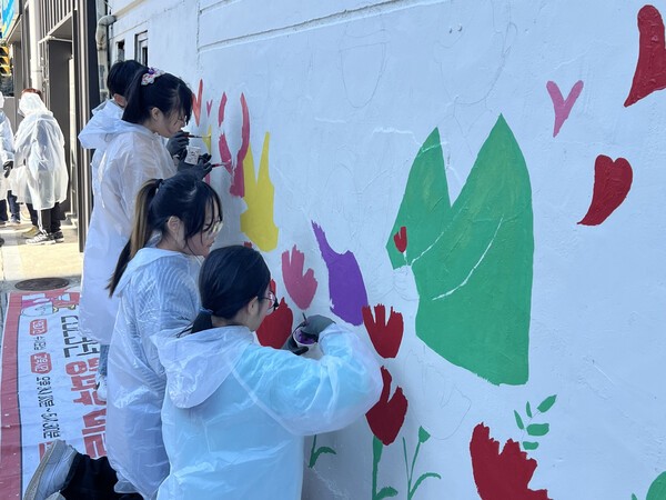 ▲광주시 자료사진_뽕뽕다리 마을 공동체 다락(벽화그리기)


 (사진제공=광주시)
