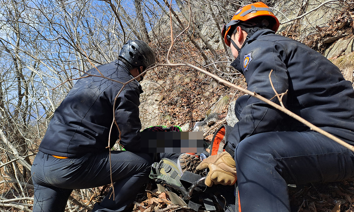 ▲전북 남원시 보절면 신파리 만행산 정상 부근에서 50대 여성 등산객이 실족해 추락하는 사고가 나자 119 산악구조대원들이 출동해 들것으로 옮기고 있다. (사진제공=전북도소방본부)