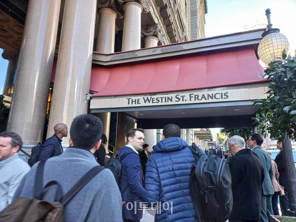▲12일(현지시간) 오전 미국 캘리포니아주 샌프란시스코 파월스트리트에 위치한 웨스틴 세인트 프랜시스 호텔 입구가 제44회 ‘JP모건 헬스케어 콘퍼런스’ 방문객들로 붐비고 있다. (한성주 기자 hsj@)