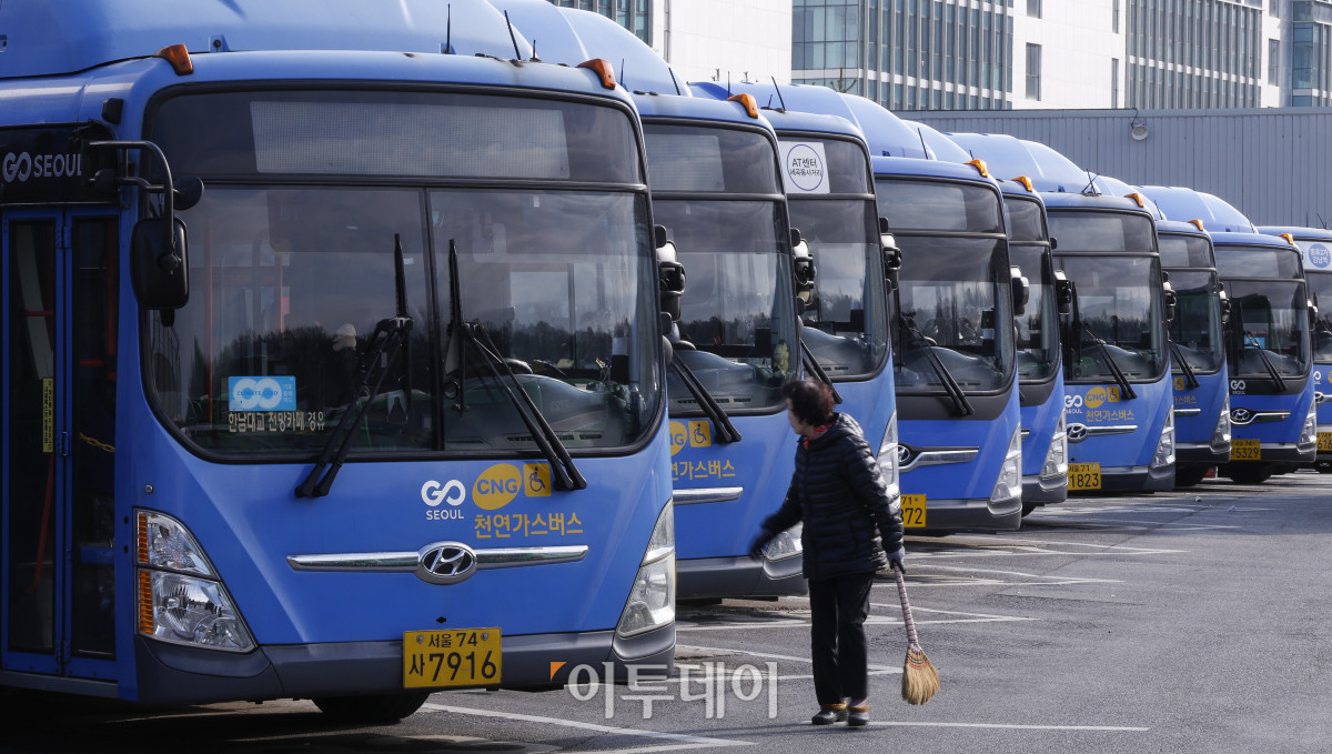 ▲서울 버스노조가 13일 첫차부터 총파업을 예고한 가운데 12일 서울 은평구 진관공영차고지에 시내버스들이 줄지어 세워져 있다. 서울지방노동위원회는 이날 오후 3시 전국자동차노동조합연맹 서울시버스노동조합의 노동쟁의와 관련한 특별조정위원회 사후 조정회의를 연다. 노사는 지난해부터 임금·단체협약(임단협) 교섭을 이어왔으나, 최근까지 수차례 실무 협상에서도 이견을 좁히지 못한 상태다. 조현호 기자 hyunho@